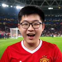 一位戴眼镜的男性球迷头像，背景是足球场